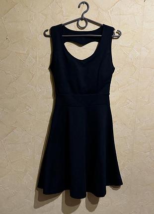 Чорна сукня яка ідеально підкрелить фігуру та приховає недоліки плаття