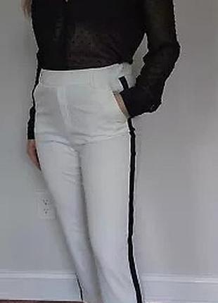 Жіночі білі штани брюки zara  з чорними смужками по боках.