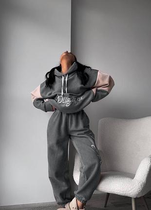 Жіночий брючний прогулянковий костюм