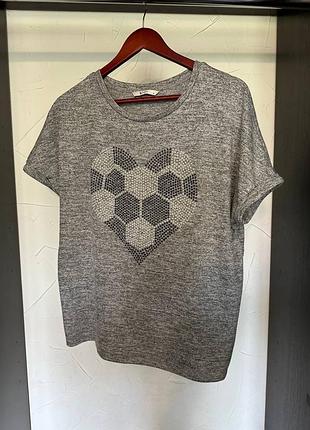 Футболка сіра tu з принтом сердечком