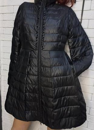 Стильная, легкая, демисизон, на синтепоне, удлиненная куртка, плащик, черная, со стразами, расклешенная