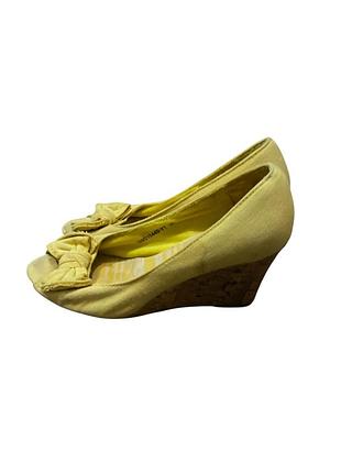 Босоніжки на танкетке