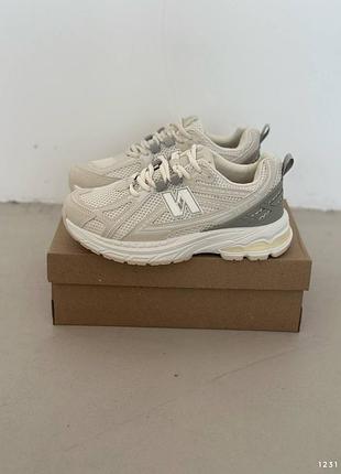 Кросівки жіночі