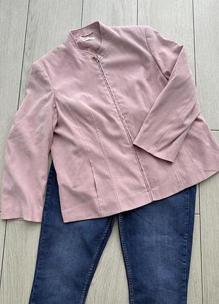 Ніжна легка куртка на змійці