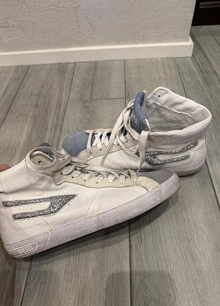 Diesel high-top sneakers розмір:40 (25 см) стан: б/в, в хорошому стані  оригінал. білий колір із сірими вставками та сріблястим глітерним логотипом