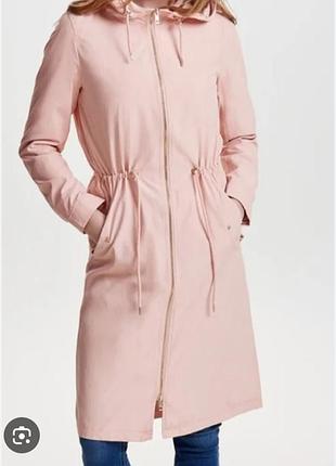 Плащ парка нежно розового цвета