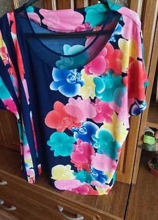 Блузка яскрава в квіти.