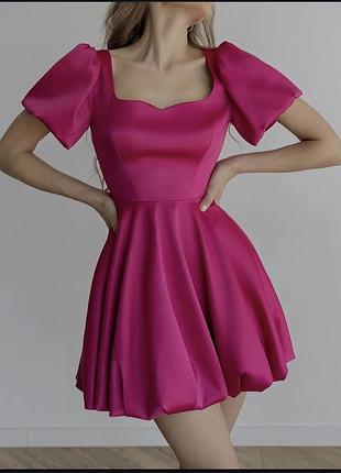 Елегантна вінтажна сукня з квадратним вирізом та пишним низом фуксія