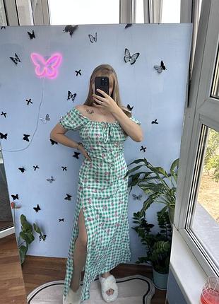 Ніжна довга сукня в клітинку з розрізом на нозі