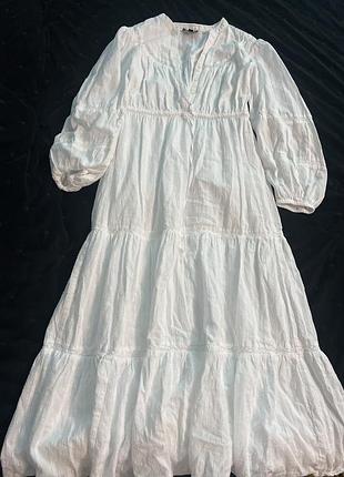 Біла довга сукня