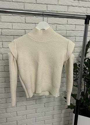 В’язаний теплий жіночий молочно-білий светр coosh з розрізами на плечах