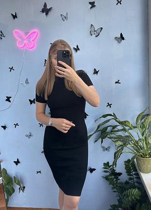 Чорна базова сукня міді в рубчик