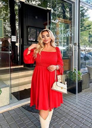 Платье с длинными рукавами, с широкой резинкой на груди.