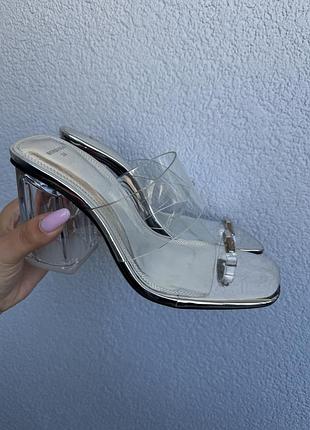 Новенькі босоніжки