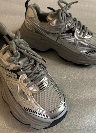 Кросівки легкі та зручні