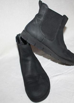 Демісезонні черевики фірми ecco 37 розмір по устілці 23,5 см. вся устілка з загибом на пятку 24,2 см.