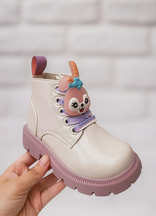 Ботинки распродаж демисезон для девочки лаванда, светлый беж,фиолетовый,лаковые, зайка,ная шнурках и замочка, очень легкие