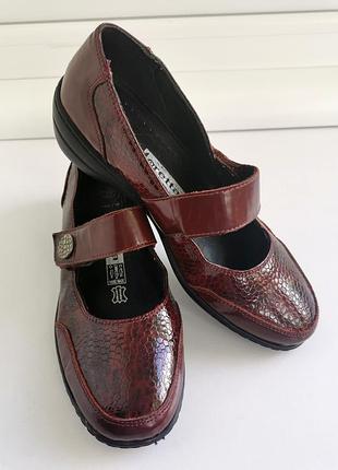 Красивые женские туфли из натуральной кожи loretta