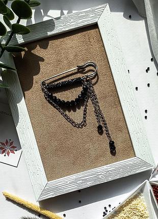 Брошь с цепочками на булавке