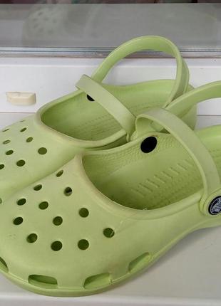 Фірмові crocs.