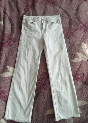 Джинсы белого цвета в красивом состоянии