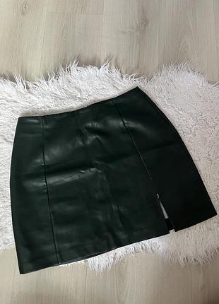 Стильна шкіряна мініспідниця new look з розрізом