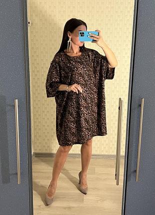 Стильное леопардовое платье футболка, платье оверсайз, свободное трикотажное платье, платье с рыанлмтями, блестящее платье в паетках