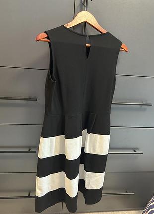 Сукня чорно-білого кольору