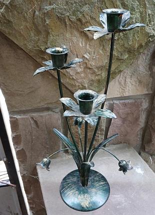 Металлический трехсвечник ручной работы.