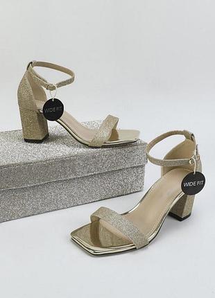 Золоті босоніжки, зручні підбори, каблук, закрита пʼята