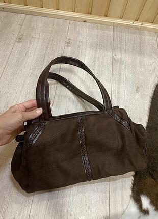 Коричнева сумочка бочонок на плече