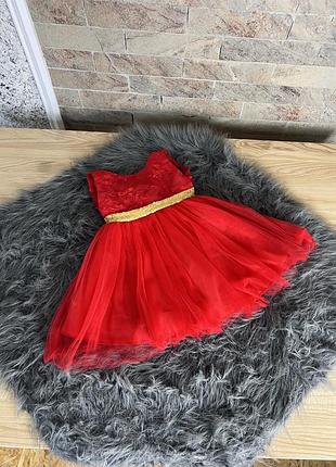 Пишна червона сукня з бантом