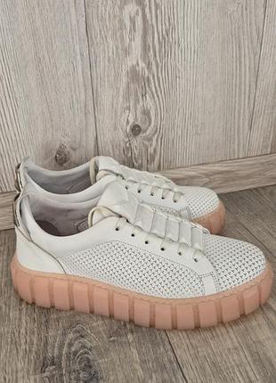 Красивые кожаные кеды, кроссовки