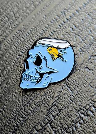 Металлический значок череп аквариум с рыбкой брошь halloween голова скелета хэллоуин синий пин