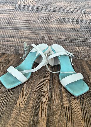 Жіночі шкіряні босоніжки на зручних підборах, 37 розмір, в задовільному стані, підходять як для щоденного використання так і для особливих випадків!