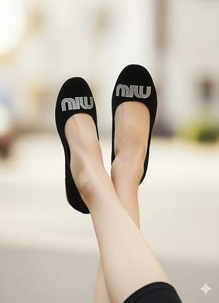 Элегантные женские черные туфли vika с украшениями-блях с надписью miu miu – стиль, который подчеркнет вашу индивидуальность