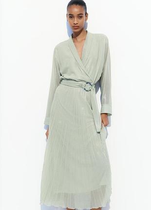Плиссированное металлизированное платье от zara, размер м