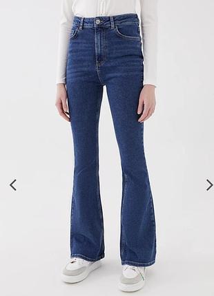 Джинси кльош на високій посадці