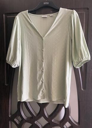 Гарна, кофтинка, в ніжно зеленому кольорі, з спереду на гудзиках, від дорогого бренду: mama;licious