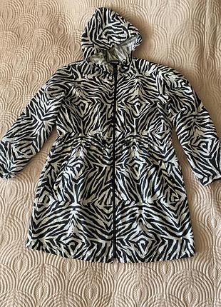 George дуже практичний якісний дощовик з модним принтом.великі кишені на рукавах є застібки які дозволяють їх вкорочувати.