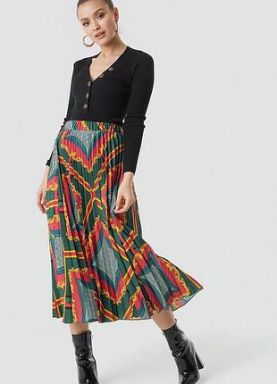 Яскрава плісерована міді спідниця