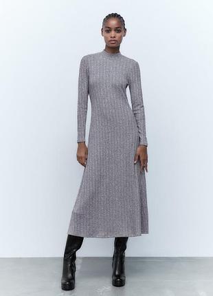 Сукня-міді zara розмір m з довгим рукавом і високим коміром-стійкою сірого кольору