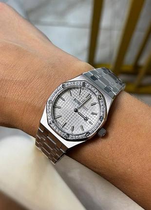 Часы наручные серебристые камнями фианитами