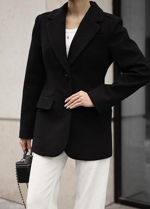 Женский теплый классический деловой приталенный жакет пиджак на пуговицах черный