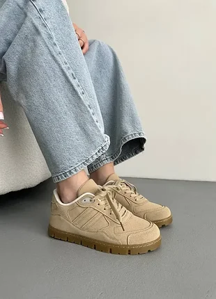 Жіночі кросівки світлого кольору на низкій підошві