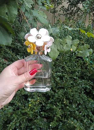 Духи туалетная вода от известного бренда daisy mark jacobs было 125 мл , осталось половина.