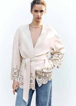 Тренч плащ из искусственной замши с перфорацией zara - m-l