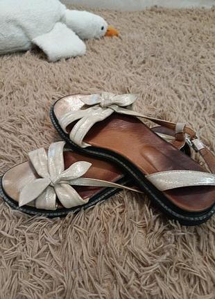 Босоніжки жіночі