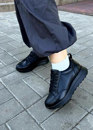 Кожаные кроссовки черного цвета