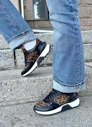 Темные кроссовки из натуральной кожи и замши с леопардовым принтом